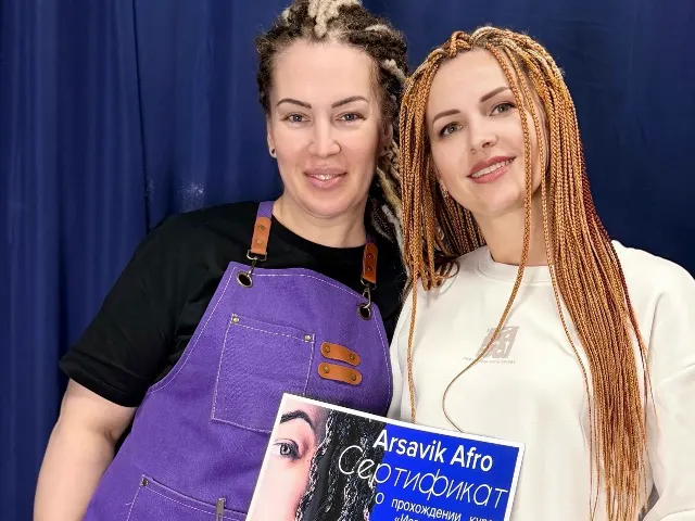Хозяйка салона и выпускница курса с сертификатом ArsaVik Afro